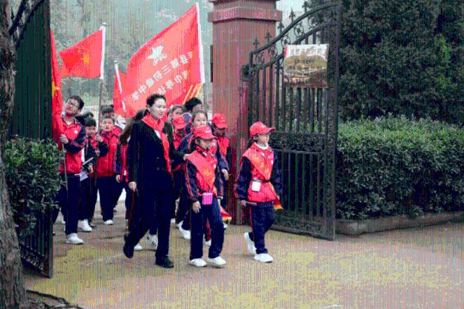 救援男孩与狗